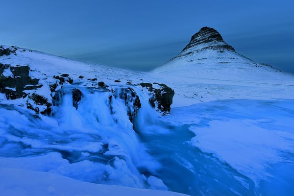 Kirkjufell (Kirchberg) beim Snäfellsness zur blauen Stunde