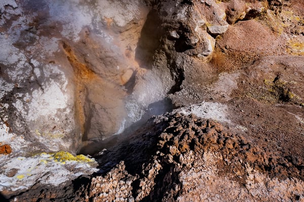 Die Farben sind bunt, der Geruch eher gewöhnungsbedürftig: Schwefelgeruch umhüllt den neugierigen Beobachter: Sol de Mañana