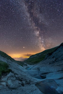 Milchstrasse, im Vordergrund Gletschermühlen der Alp Mora (GB); 16.8.2018; 23:30 Uhr