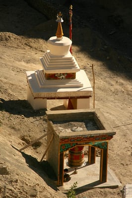 Stupa und Gebetsrad vor Rizong