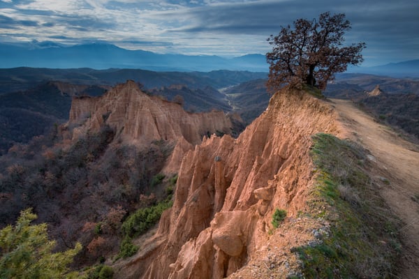 Pyramiden von Melnik, Bulgarien; 21.2.2018; hoch aufragende Sandsteinpfeiler, aus einem Sand-Lehm-Gemisch an den südwestlichen Ausläufern des Piringebirges