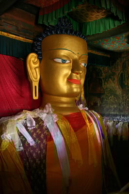 Sitzender Buddha in einem Shey Tempel