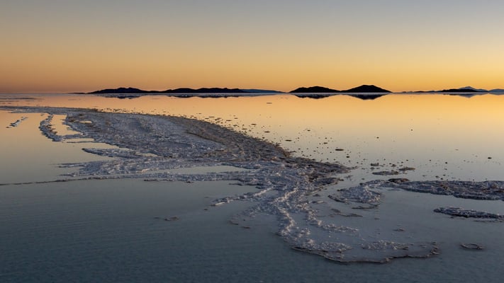 Abenddämmerung im Nordwesten des Salar Uyuni; in diesem Bereich noch leicht geflutet