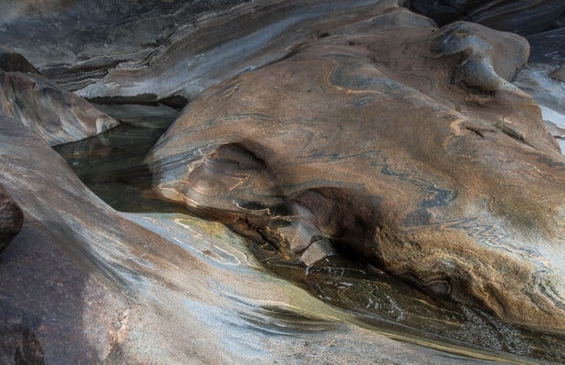 Granit und Gneis; Verzasca im Oktober