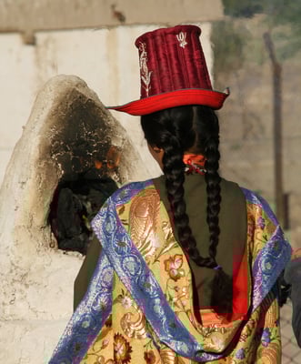 Seidentrachten, Zöpfe und Hüte der Ladakh Frauen