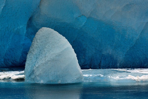 Eiskegel, gekalbt vom  Breidamerkurjökull in der Gletscherbucht von Jökulsarlon; 