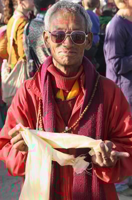 Glücklicher Mönch mit Gebetstuch