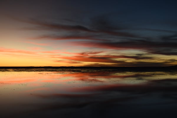 Spiegelung im leicht (ca 3 cm) unter Wasser stehenden Salar Uyuni kurz nach Sonnenuntergang (im Osten Nähe Colchani)
