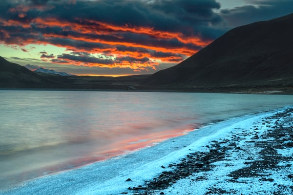 Laguna Amarga (salzhaltiger See mit Salzkristallen in der Uferzone