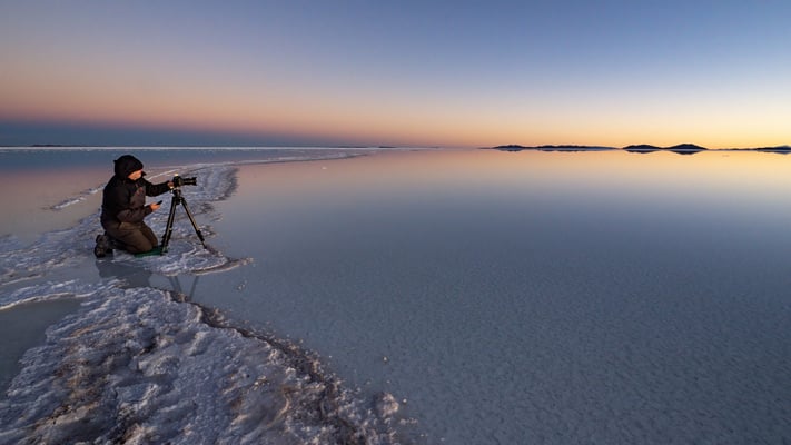 Abenddämmerung im Nordwesten des Salar Uyuni; in diesem Bereich noch leicht geflutet