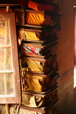 Stapel von Gebetsschriften