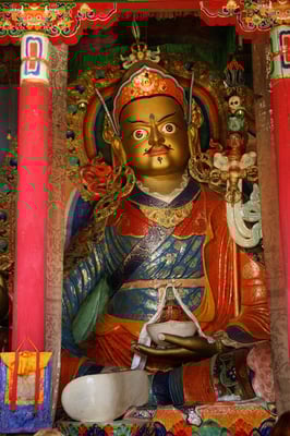 Sitzender Buddha in einem Tempel des Klosters Hemis