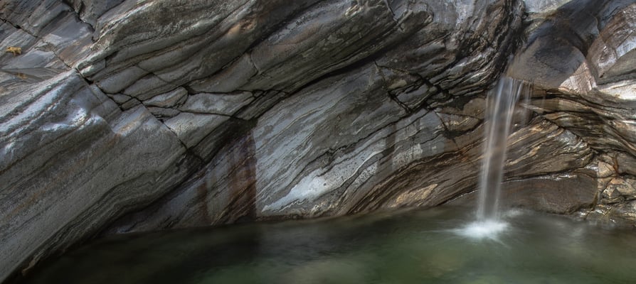 Granit und Gneis; Verzasca im Oktober