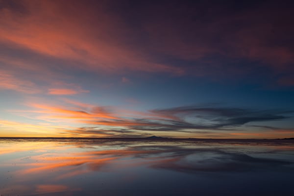 Spiegelung im leicht (ca 3 cm) unter Wasser stehenden Salar Uyuni kurz nach Sonnenuntergang (im Osten Nähe Colchani)
