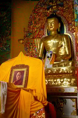 Tempel im Gastquartier des Dalai Lama auf der obersten Terrasse der Mandala Schulanlage