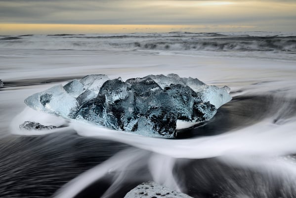 Eisbrocken des Breidamerkurjökull, angeschwemmt an den schwarzen Lavasandstrand der Küste vor Jökulsarlon