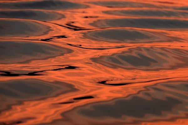 Bezaubernde Lichtreflexionen auf den Wellen des Fjord vor Flatanger; 10.9.2015