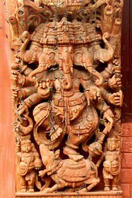 Wertvolle Holzschnitz-Portalverzierungen in der Villa des ehemaligen Premierministers