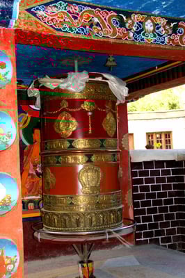 Gebetsrad vor dem Kloster Zanskar