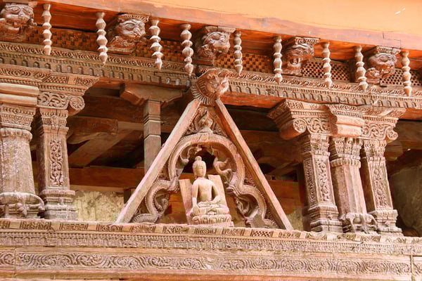 Uralte Holzschnitzereien des Klosters Alchi