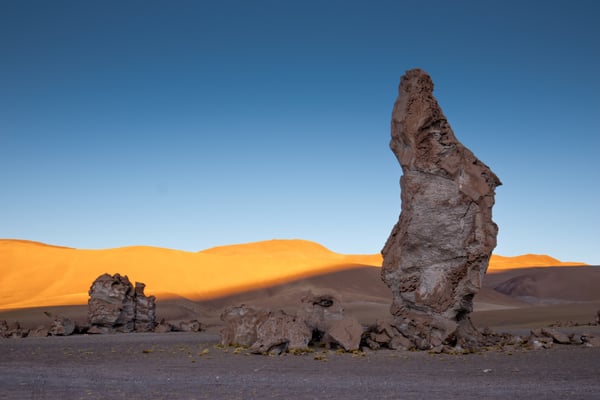 Bald wärmender Sonnenschein für die 'Monjes de Pacana' (nahe Dreiländereck Chile-Bolivien-Argentinien)