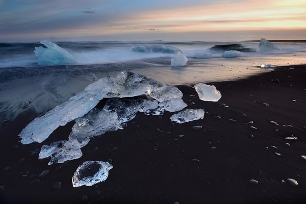 Eisbrocken des Breidamerkurjökull, angeschwemmt an den schwarzen Lavasandstrand der Küste vor Jökulsarlon