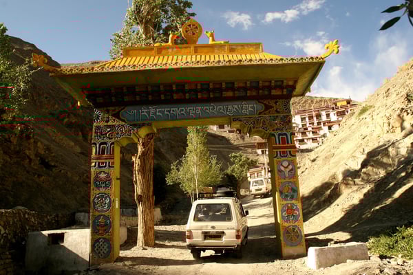 Einfahrt zum Kloster Rizong