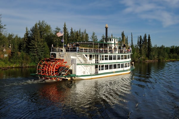 Fairbanks; Dinner auf dem Chena River bei Fahrt durch adrette Uferlandschaft
