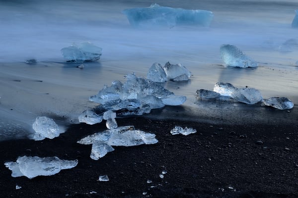 Eisbrocken des Breidamerkurjökull, angeschwemmt an den schwarzen Lavasandstrand der Küste vor Jökulsarlon
