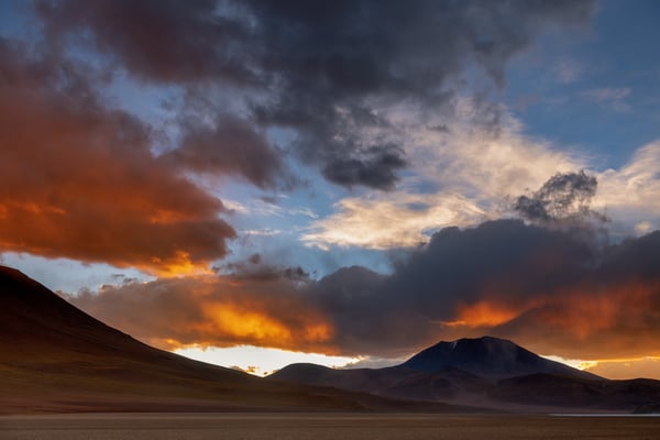 Farbiger Sonnenuntergang vor der Laguna Ramadita am Ausgang der Siloli-Wüste