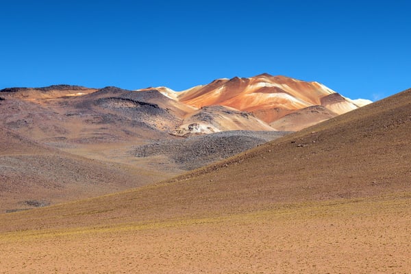 Farblich interessante Oxydationen in den Bergen zwischen den Termas des Polques und dem Geysirfeld Sol de Mañana