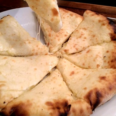 ヒムツリのチーズナン