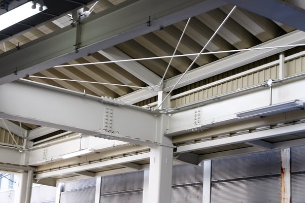 淀橋市場（東京都新宿区） ；2012年8月設置 ; アルティマ防鳥ワイヤー