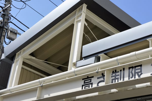 淀橋市場（東京都新宿区） ；2012年8月設置 ; アルティマ防鳥ワイヤー