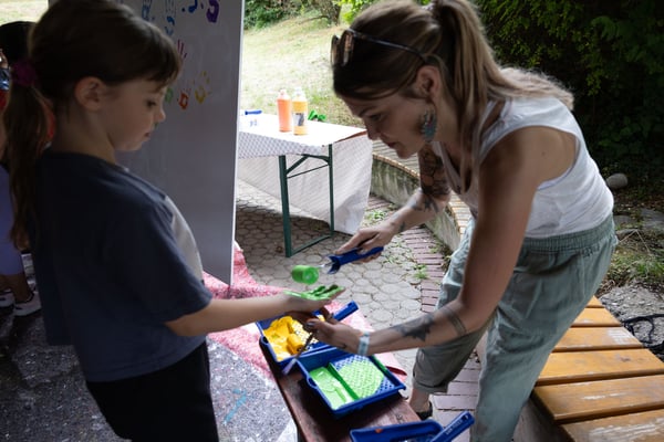 Die Wilhelmschule Wangen und die Steinenbergschule Hedelfingen feiern einen gemeinsamen Spielenachmittag zusammen