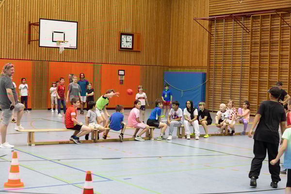 Die Wilhelmschule Wangen und die Steinenbergschule Hedelfingen feiern einen gemeinsamen Spielenachmittag zusammen