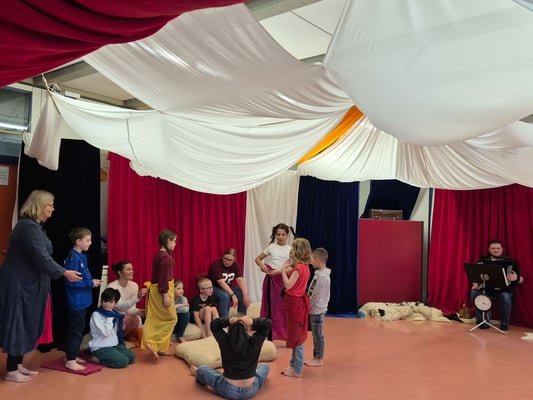 Steinebergschule Hedelfingen - Theaterprojekt "Magisches Freundschaftszelt" in der Osterferienbetreuung 2025