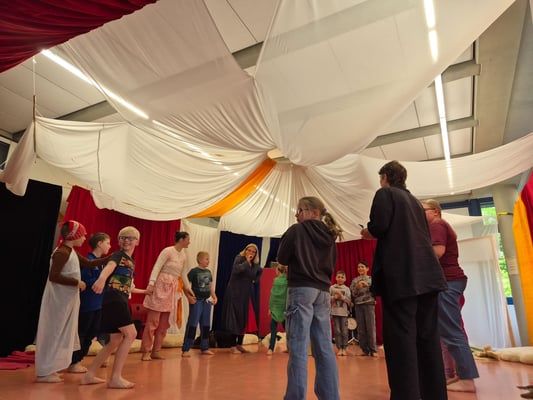Steinebergschule Hedelfingen - Theaterprojekt "Magisches Freundschaftszelt" in der Osterferienbetreuung 2025