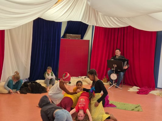 Steinebergschule Hedelfingen - Theaterprojekt "Magisches Freundschaftszelt" in der Osterferienbetreuung 2025