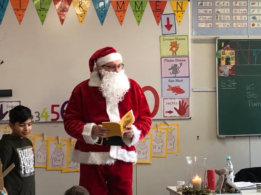 Der Nikolaus an der Steinenbergschule in Stuttgart-Hedelfingen