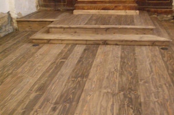 Parquet vieilli dans une eglise 716