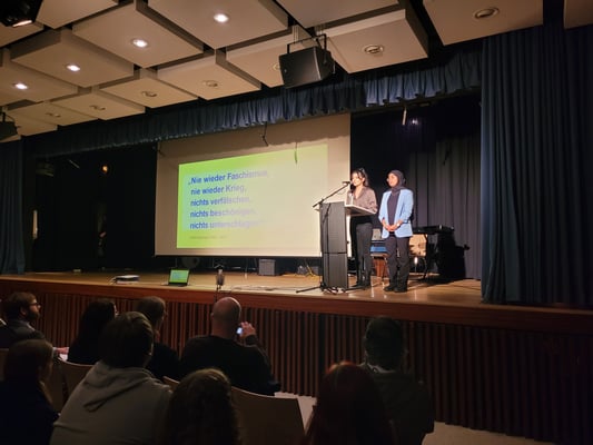 Die Schülerinnen Duygu Gül und Nour Aouadhi