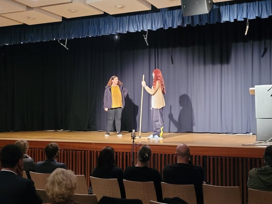 Rassismus und Diskriminierung im Alltag, dargestellt von der Theaterprojektgruppe