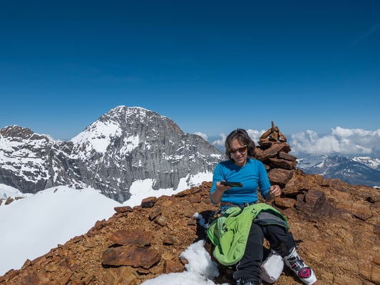Geniale Temperaturen für eine ausgiebige Gipfelrast. Das Walcherhorn wird vom Eiger um knapp 300 Meter überragt