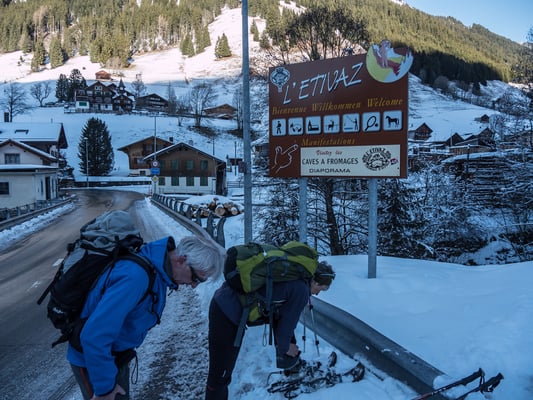 Durch lockeren Pulverschnee steigen wir nach L`Etivaz ab. Jetztfreuen wir uns auf ein Bier und den excellenten Käse