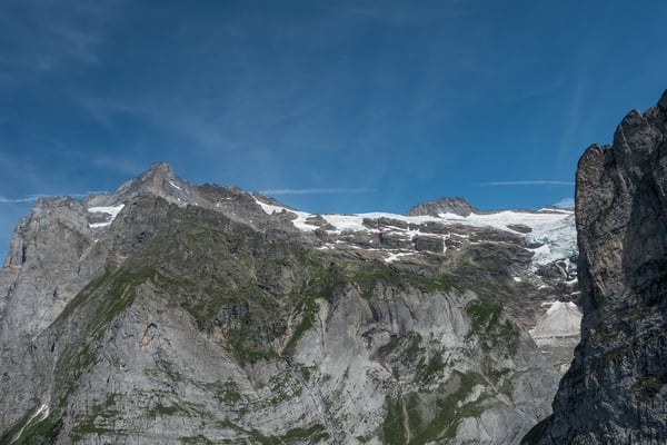 Wir fliegen dem Mättenberg entlang, nach einer 180 ° Drehung schauen wir zurück zum Hüttenweg der Glecksteinhütte, zum Bärglistock und zum Wetterhorn