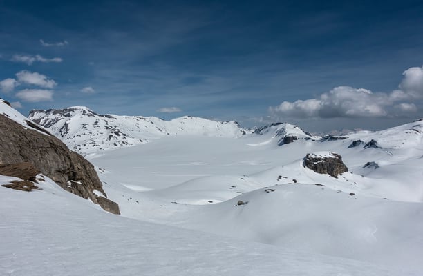 Die Dimensionen der Plain Morte werden klar unterschätzt. Links der Wildstrubel, das Schneehore und nur 70 Meter niedriger das Rothorn. Rechts aussen Les Faverges