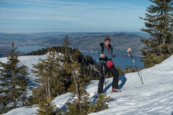 Grün zeigen sich die sonnigen Hänge oberhalb vom Thunersee,...