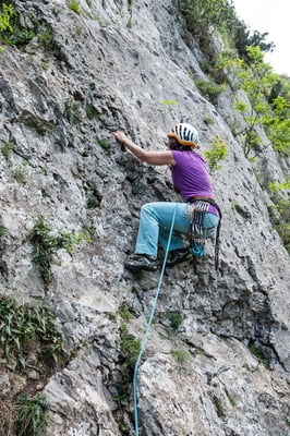 Auf der gegenüber liegenden Talseite sind anfangs dieses Jahrzehnts viele leichte Routen hinzugekommen. Franziska testet den verschwenderisch griffigen Fels 