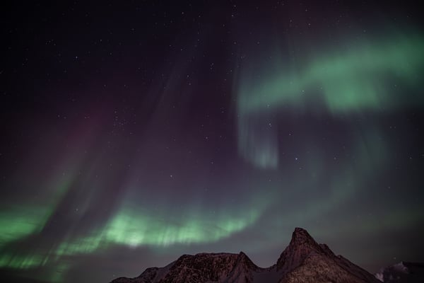 Doch es kommt noch besser, genau zur Aurora Borealis-Zeit lichten sich die dünnen Wolken und geben den Blick auf Sterne und ein paar Nordlichter frei